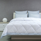 Одеяло 140х205 стеганое Home Holidays с окантовкой Белый с голубой полоской Одеяло 140х205 стеганое Home Holidays с окантовкой Белый с голубой полоской