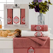 Комплект полотенец в коробке MERZUKA махровые 3 шт. PADMA (брусничный) Комплект полотенец в коробке MERZUKA махровые 3 шт. PADMA (брусничный)