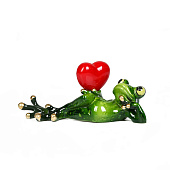  Сувенир полистоун лак "Лягушонок лежит с сердцем в руке" 6х5х15 см   4605127 