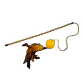  Игрушка-дразнилка WOGY д/кошек Шарик (ротанг) d=5см с перьями 15см и колокольчиком на палочке l=45см с декором, микс арт.2024-0835 Код272421 