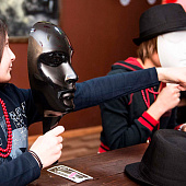  Игра "Мафия. Набор подарочный в коробке" (20 карт, 10 пластиковых масок) 