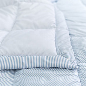  Одеяло 200х220 стеганое Home Holidays с окантовкой Белый с голубой полоской 