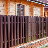 Евроштакетник Евротрапеция в пленке 118мм-1,5м RAL: 8017 Шоколадно-коричневый Евроштакетник Евротрапеция в пленке 118мм-1,5м RAL: 8017 Шоколадно-коричневый